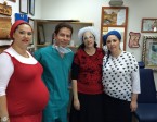 שלוש אחיות (באדום, שחור ולבן)...
תצלום משפחתי עם 3 אחיות: משמאל (באדום ולבן) - אלינור, אותה ניתחתי לפני 7 שנים (וגם את בעלה ניתחתי...). מימין (בשחור ולבן) - מיכל, אותה ניתחתי לפני 4 שנים. במרכז, עומדת לידי (באדום ושחור) - אילנה, שנותחה עכשיו. 
כולן מאושרות, כי הן לא זקוקות יותר למשקפיים, וגם לא לעדשות מגע.