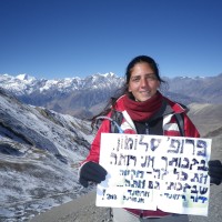 דור ריימונד עברה ניתוח להסרת משקפיים בלייזר ביוני 2013. בנובמבר 2013 היא יצאה לנפאל, והלכה עם החבר שלה את ה- Around Annapurna במשך 3 שבועות, כמובן - ללא משקפיים. במהלך הטיול היא כ